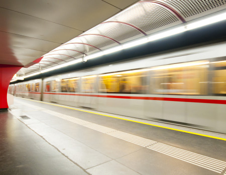 Solarmodule liefern Strom für U-Bahnstation